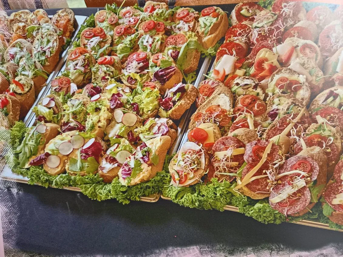 Tace z kolorowymi kanapkami