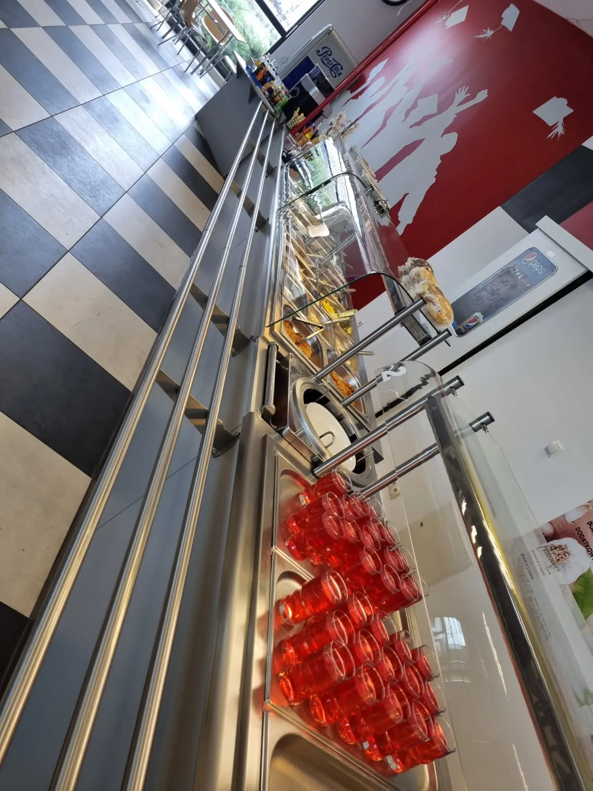 Linia wydawania w stołówce z deserami w pucharkach